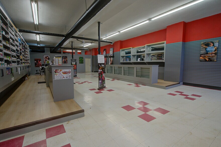 More Photos Of 5020 50 St, Sylvan Lake Storefront For Sale