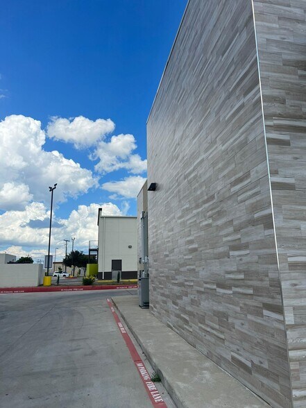More Photos Of 2324 Jacaman Rd, Laredo Storefront Retail Office For Lease