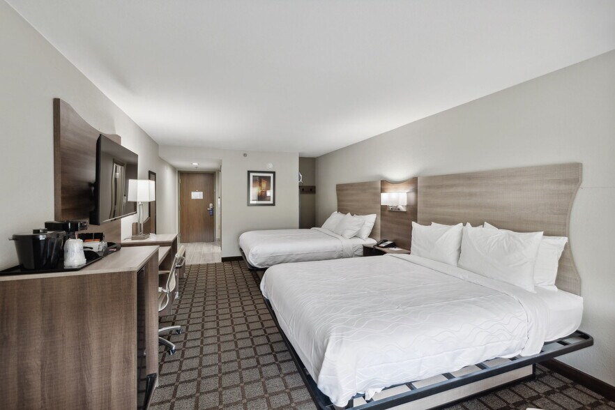 More Photos Of 126 Expressway Dr, Manchester Hotel For Sale