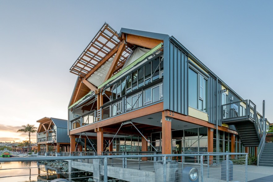 More Photos Of 4990 N Harbor Dr, San Diego General Retail For Lease