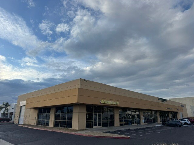 More Photos Of 210 Dupont St, Corona Showroom For Lease