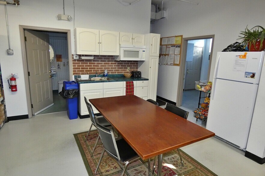 More Photos Of 10 W Main St, Lancaster Flex For Lease