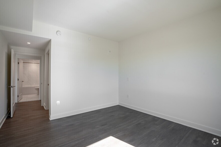 More Photos Of 1000 S Capitol St SE, Washington Apartments For Lease