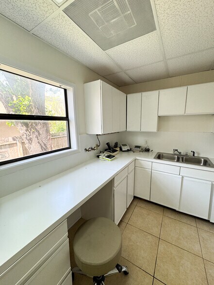 More Photos Of 3630 Almazan Dr, Dallas Medical For Lease