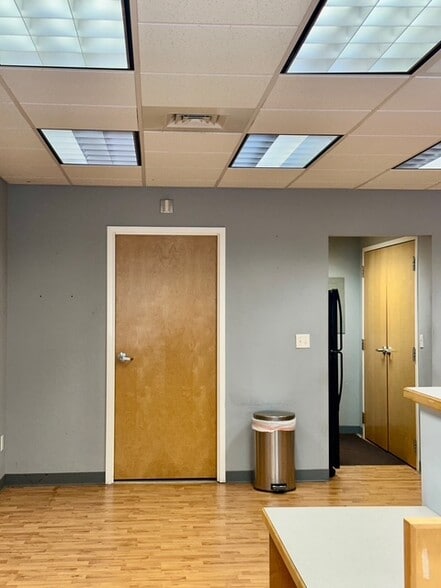 More Photos Of 160 S Turnpike Rd, Wallingford Light Distribution For Lease