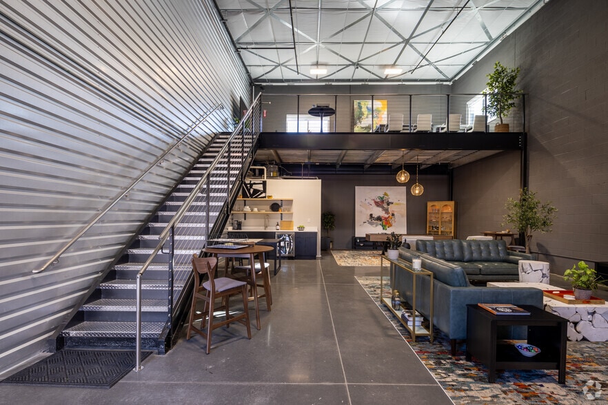 More Photos Of 5705-5765 Stables Way, Alpharetta Showroom For Sale