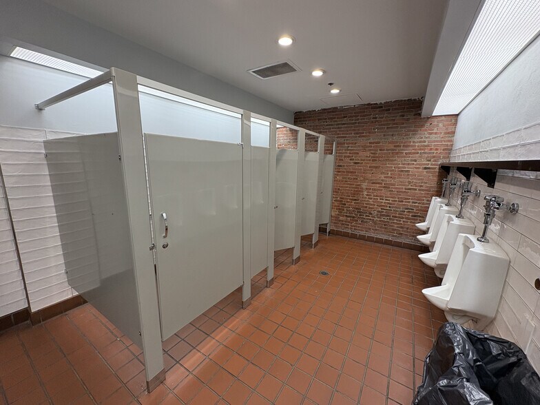 More Photos Of 316-318 Guilford Ave, Baltimore Bar For Sale