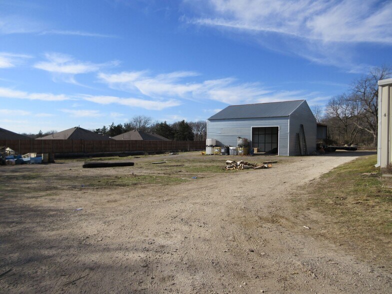 More Photos Of 224 E Cottage St, Sherman Warehouse For Sale