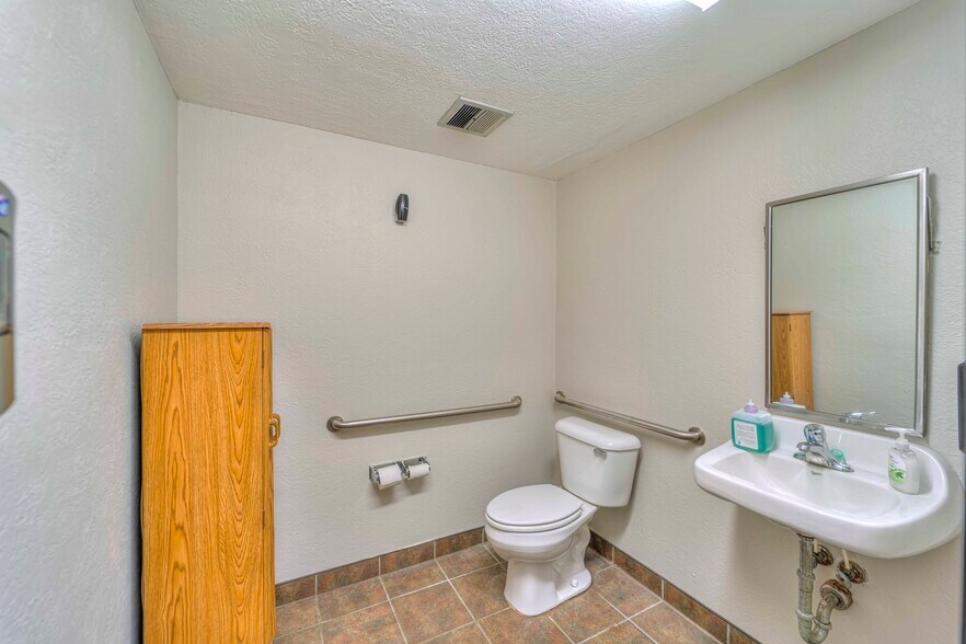 More Photos Of 1217 Greenwood Ave, Jackson General Retail For Sale