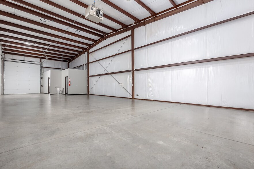 More Photos Of 8101 Silver Xing, Oklahoma City Unknown For Lease
