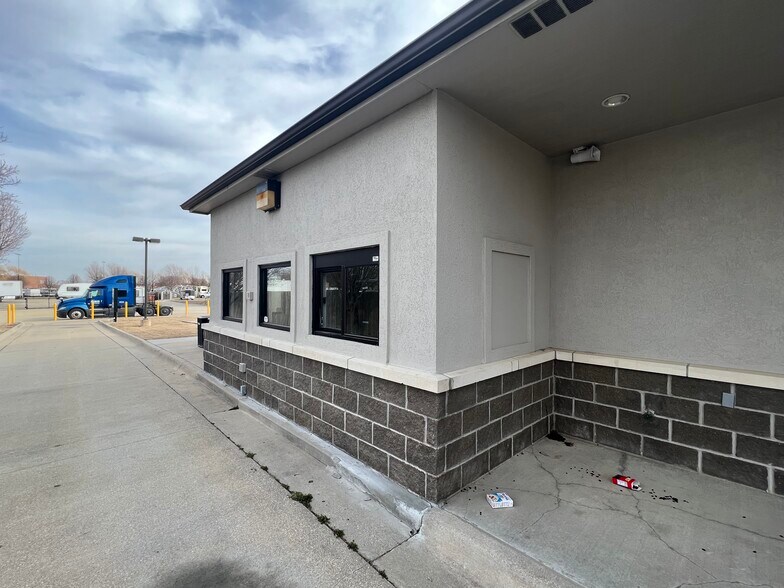 More Photos Of 5916 SW Topeka Blvd, Topeka Freestanding For Sale