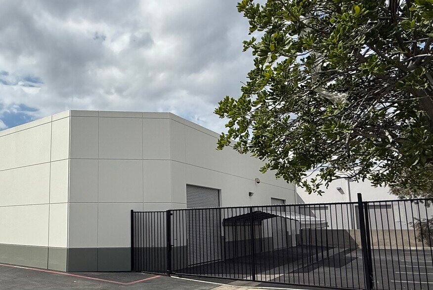 More Photos Of 1331 Foothill Blvd, Azusa Warehouse For Sale
