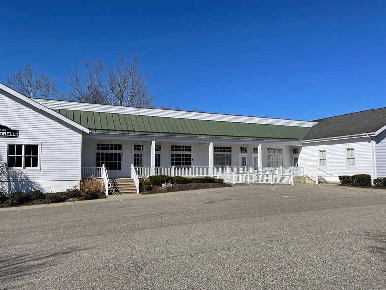 More Photos Of 828 Federal Rd, Brookfield Office For Lease