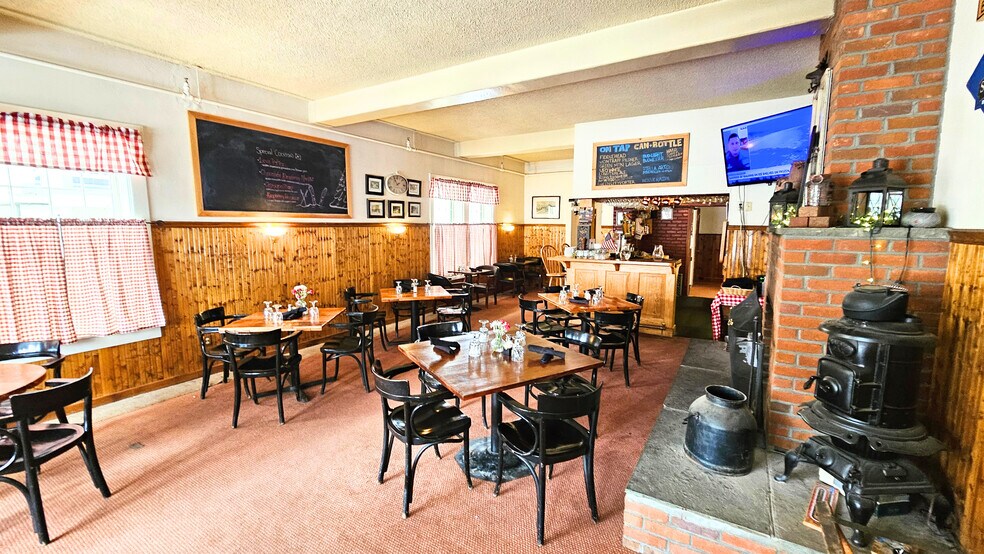 More Photos Of 40 Common St, Chester Hotel For Sale