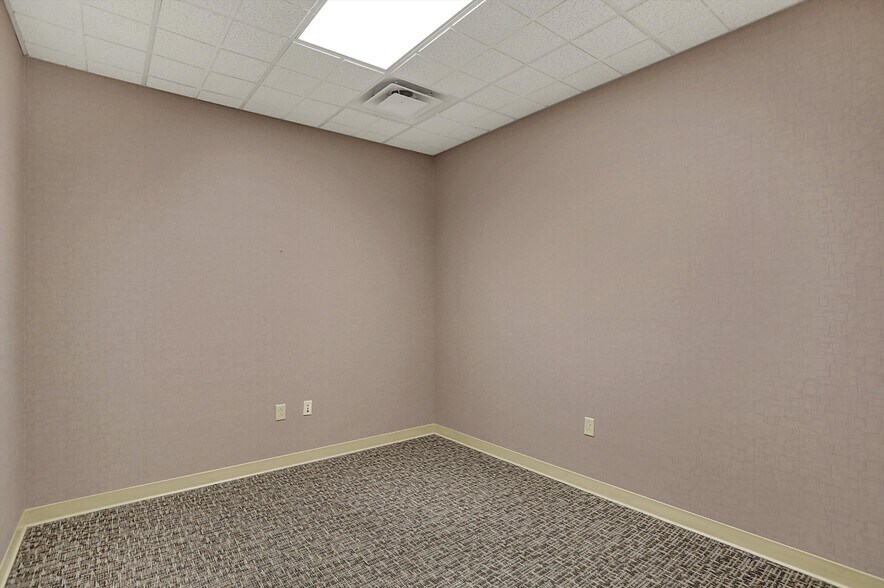 More Photos Of 711 W Gardner Dr, Marion Medical For Sale