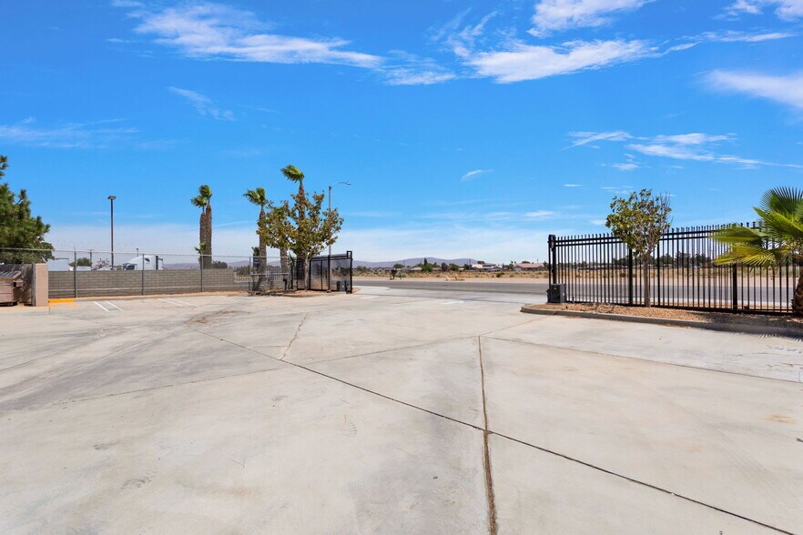 More Photos Of 11768 Mariposa Rd, Hesperia Service For Lease