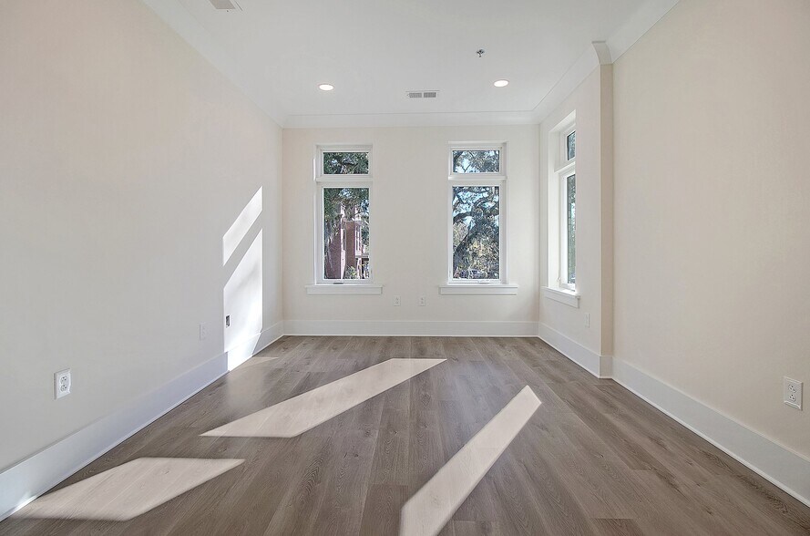 More Photos Of 208 N Cedar St, Summerville Office For Sale