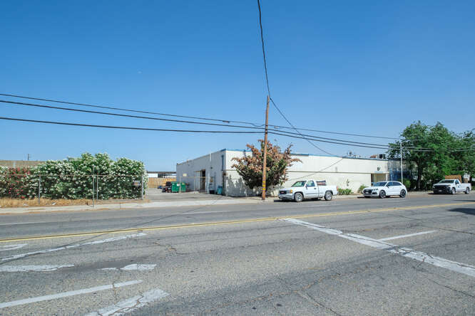 More Photos Of 2641 S Maple Ave, Fresno Warehouse For Lease