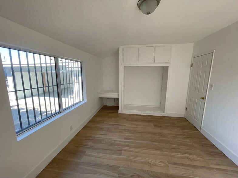 More Photos Of 16123 Wyandotte St, Van Nuys Service For Lease