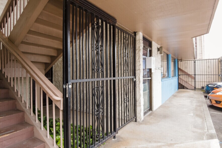 More Photos Of 45-1123 Kamehameha Hwy, Kāneohe Storefront Retail Office For Lease