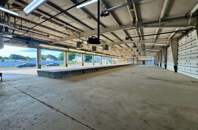More Photos Of 1951 Logan Ave, Hamilton Warehouse For Lease