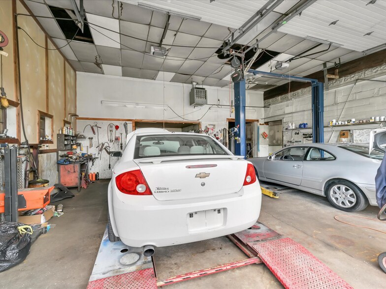 More Photos Of 39 E Walnut St, Ashland Auto Repair For Sale