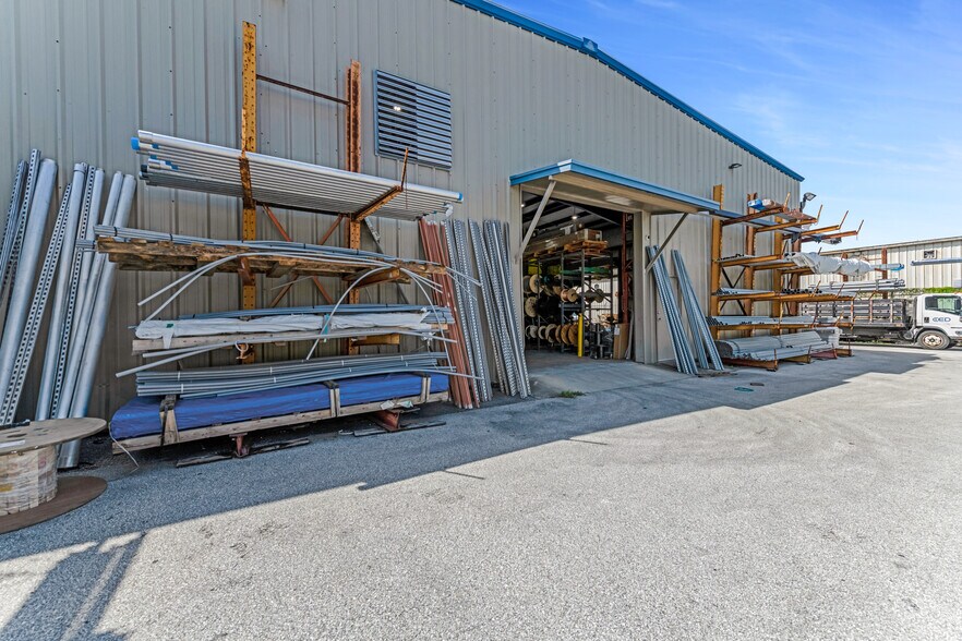 More Photos Of 809 Swift St, Daytona Beach Warehouse For Lease