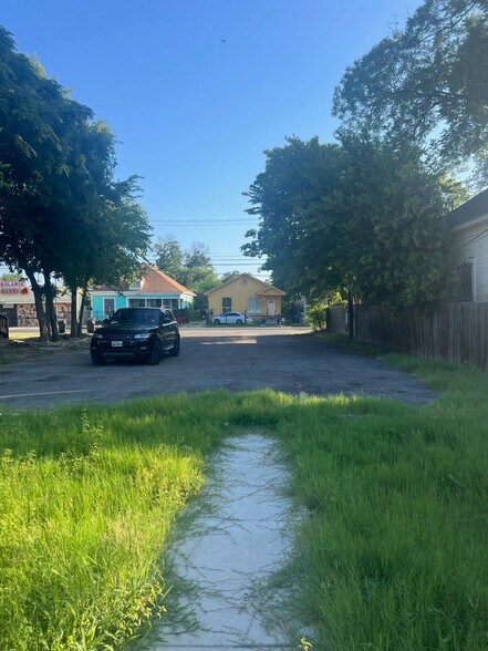 More Photos Of 2418 COMMERCE, San Antonio Specialty For Sale