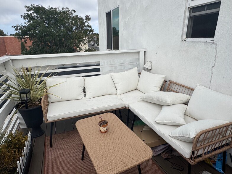 More Photos Of 939 Manhattan Beach Blvd, Manhattan Beach Freestanding For Sale