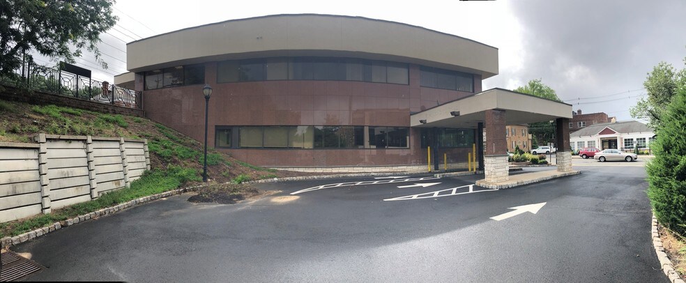 More Photos Of 45 Essex St, Millburn Bank For Lease