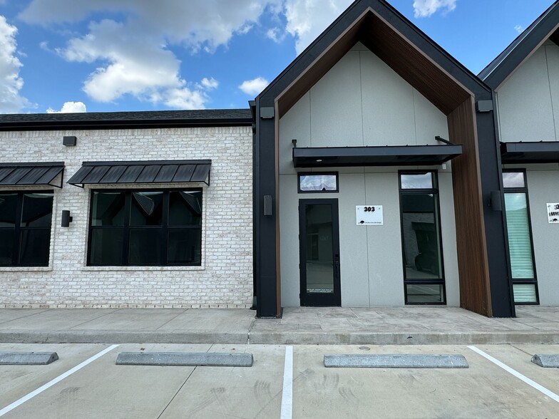 Primary Photo Of 1325 Main St, Katy Office For Lease