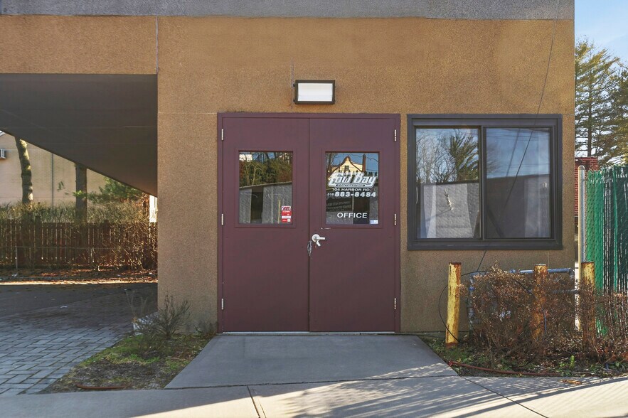 More Photos Of 104 Harbor Rd, Port Washington Office For Sale