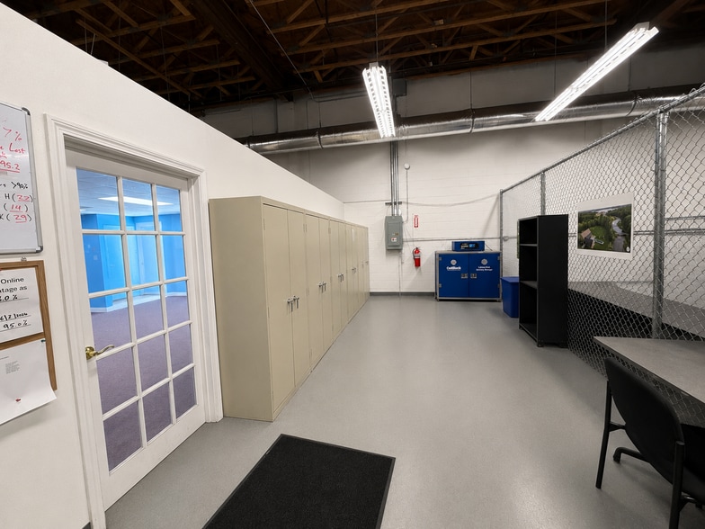 More Photos Of 128 New Boston St, Woburn Warehouse For Lease
