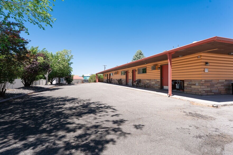 More Photos Of 1624 E Main St, Montrose Hotel For Sale