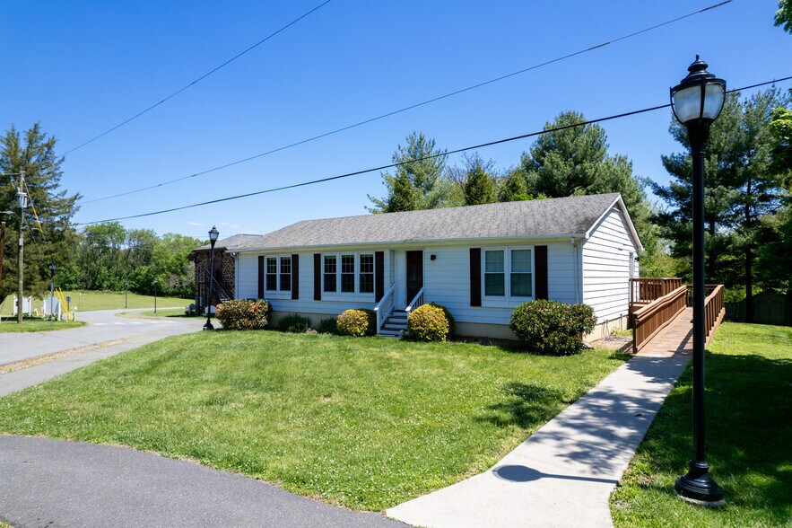More Photos Of 601 Catoctin Cir NE, Leesburg Specialty For Lease