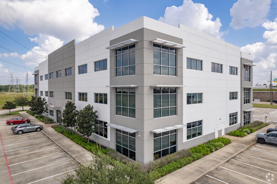 More Photos Of 7102 N Sam Houston Pky W, Houston Office For Lease