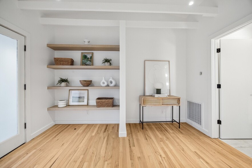 More Photos Of 2412 Bartlett St, Houston Loft Creative Space For Lease