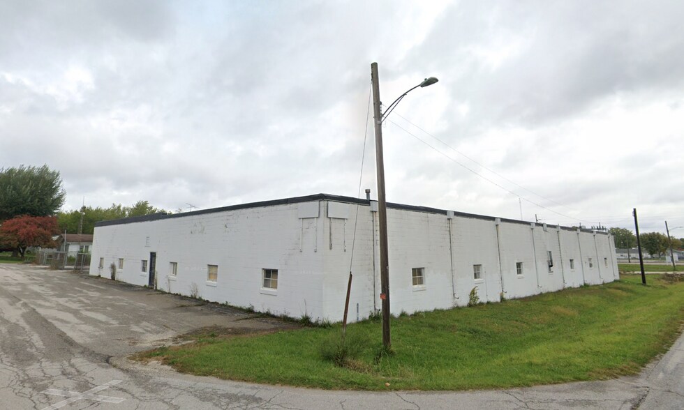 More Photos Of 511 S Lincoln St, Morocco Warehouse For Sale
