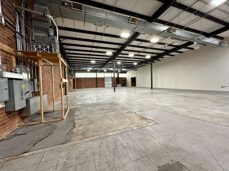 More Photos Of 4190 Piedmont Pky, Greensboro Flex For Lease
