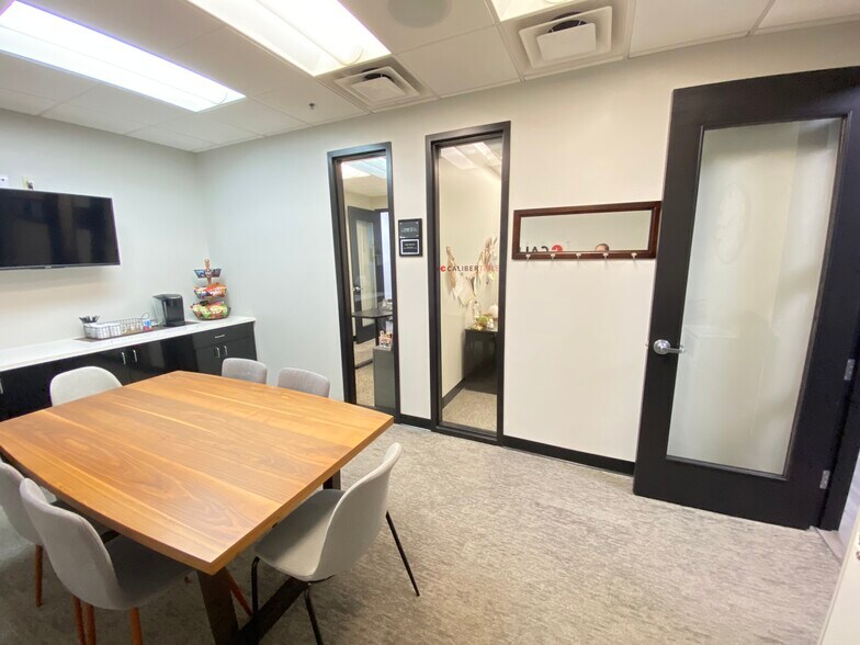 More Photos Of 517 N Westhill Blvd, Appleton Freestanding For Lease