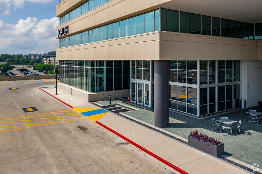 More Photos Of 7411 John Smith, San Antonio Office For Sale