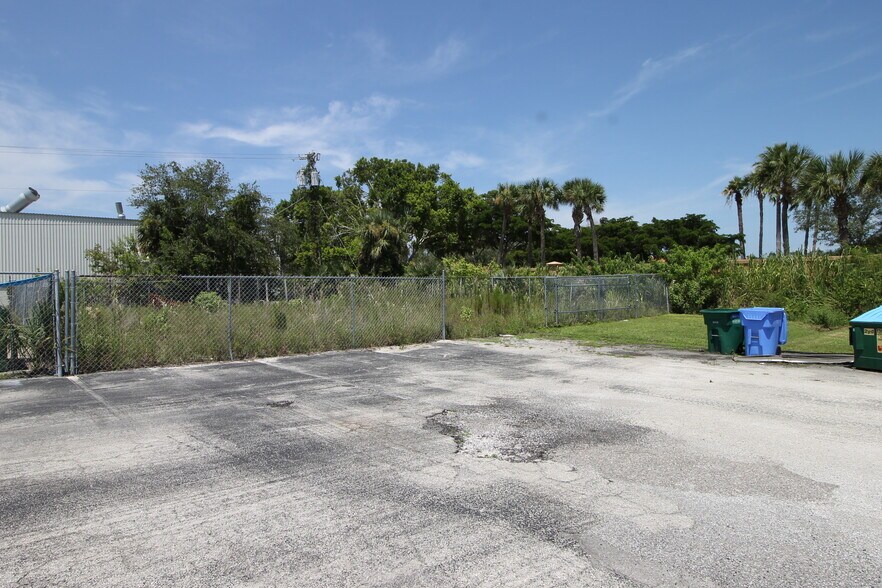 More Photos Of 2126 Andrea Ln, Fort Myers General Retail For Lease