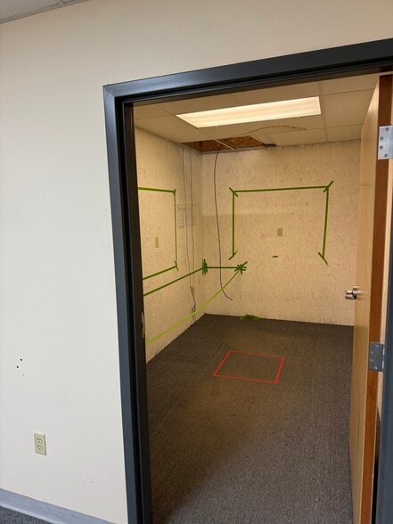 More Photos Of 220-222 W Plank Rd, Altoona Auto Dealership For Lease