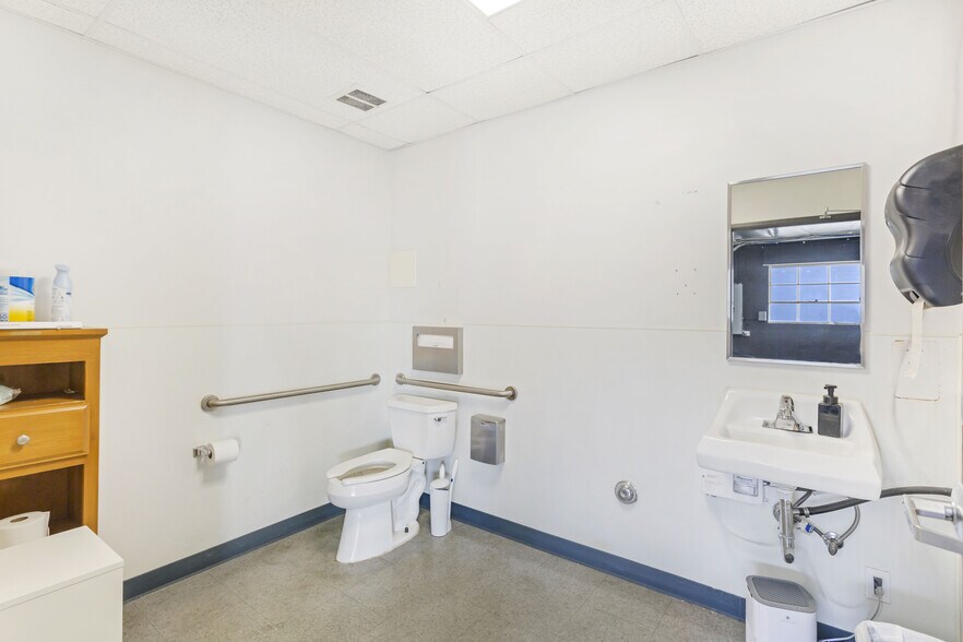 More Photos Of 315 S Flower St, Burbank Warehouse For Lease