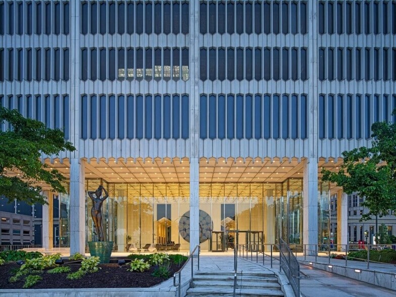 More Photos Of 1 Woodward Ave, Detroit Office For Lease