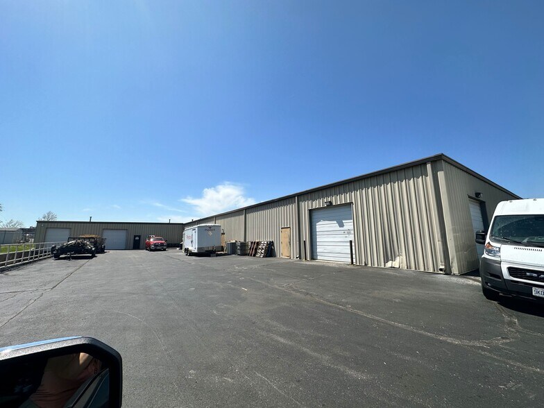More Photos Of 2102-2112 W Vista, Springfield Light Manufacturing For Lease