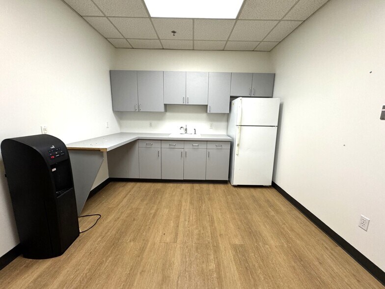 More Photos Of 4 Betty St, Everett Flex For Lease