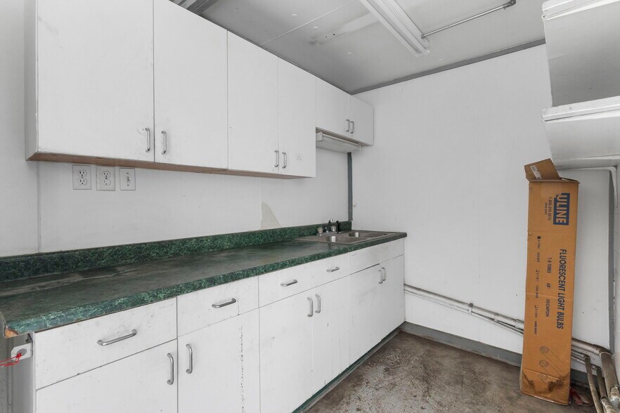 More Photos Of 825 MO-59, Carthage Industrial For Lease