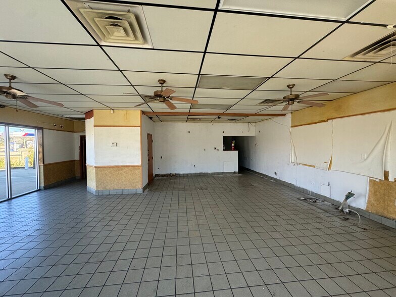 More Photos Of 1909 W Dallas Ave, Selma Storefront For Lease