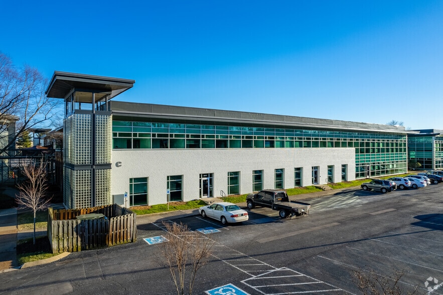 More Photos Of 113-117 Seaboard Ln, Franklin Office For Lease